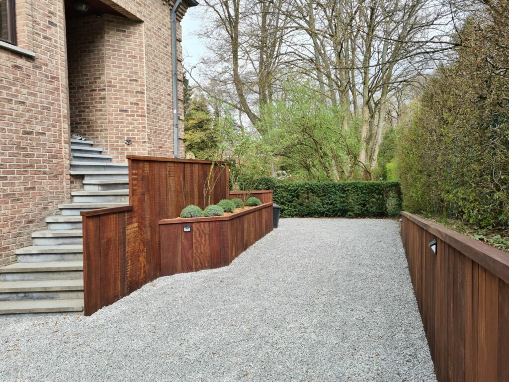 Soutènement en bois exotique d'une allée de garage